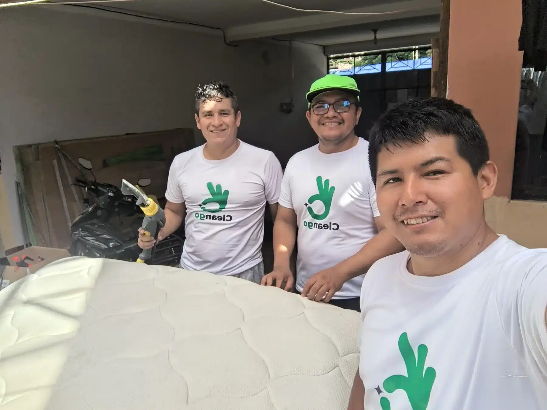 Equipo de Cleango trabajando en un servicio de limpieza