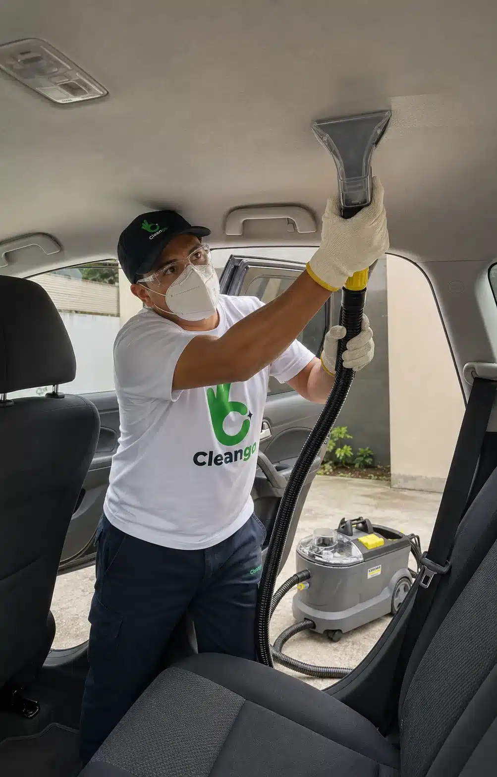Limpieza especializada del techo interior de un vehículo