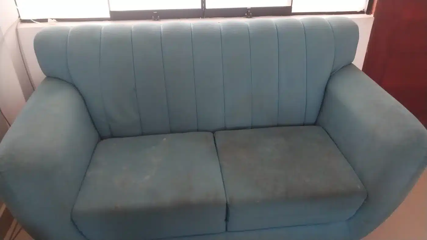 Antes de sofá de tela tras limpieza profesional Cleango